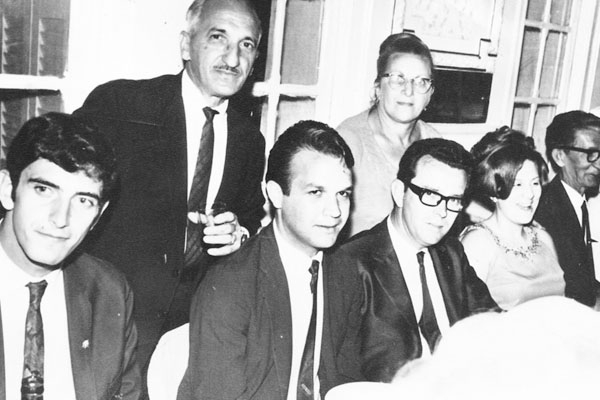 Esta foto é de 11 de novembro de 1967. Naquela noite, a professora dona Lúcia Gissi Ceraso recebia grupo de amigos para um jantar no famoso Salão Rosa do Hotel Francano, em comemoração ao título de cidadã francana que ela acabara de receber. Em pé, senhor
